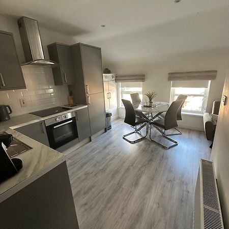 Westland Suites - Stylish, Modern, Elegant, Central Apartments A Лъндъндери Екстериор снимка