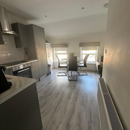 Westland Suites - Stylish, Modern, Elegant, Central Apartments A Лъндъндери Екстериор снимка