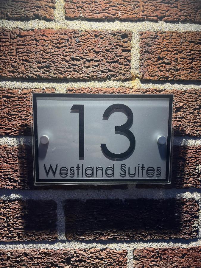 Westland Suites - Stylish, Modern, Elegant, Central Apartments A Лъндъндери Екстериор снимка