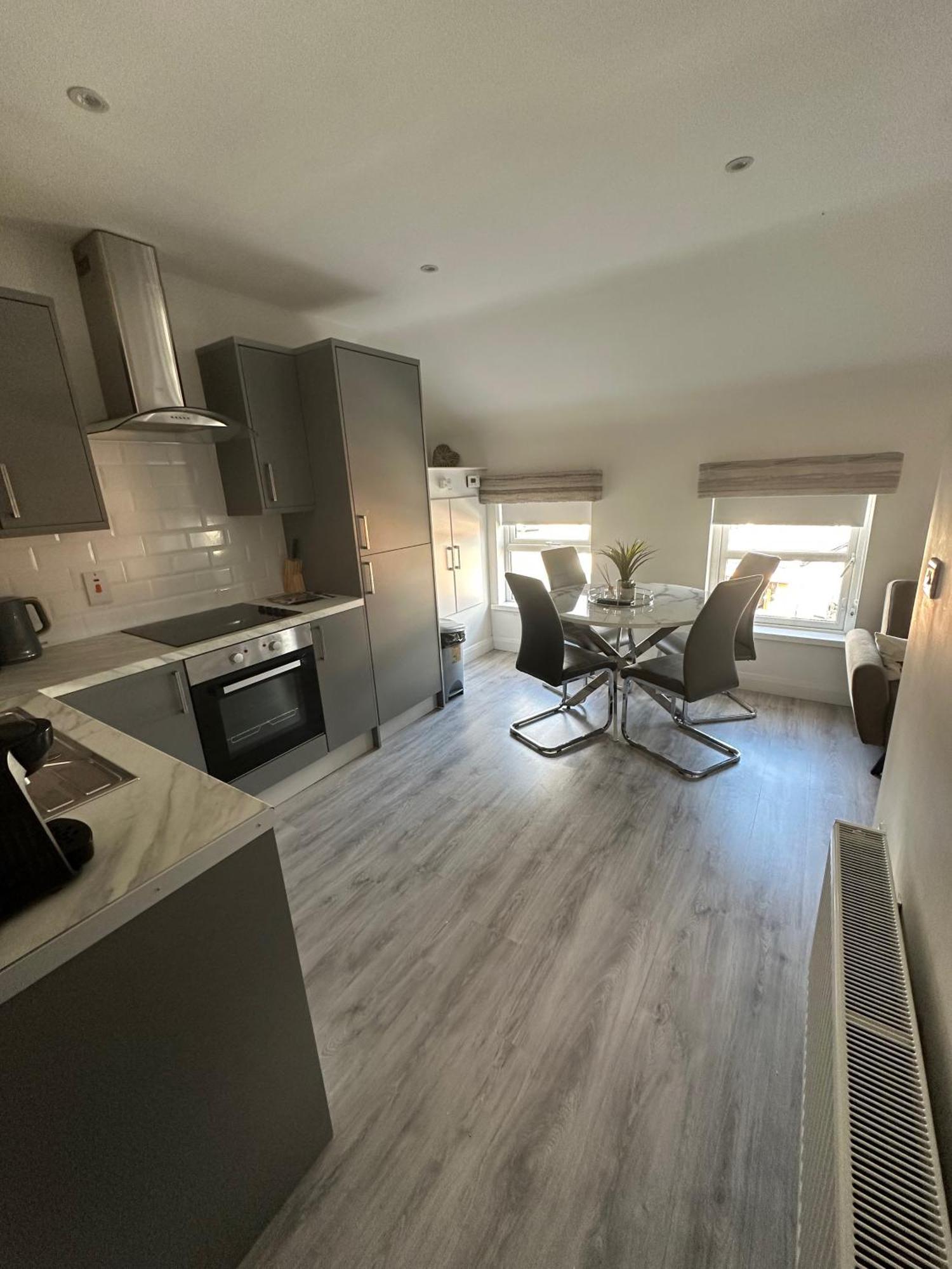 Westland Suites - Stylish, Modern, Elegant, Central Apartments A Лъндъндери Екстериор снимка