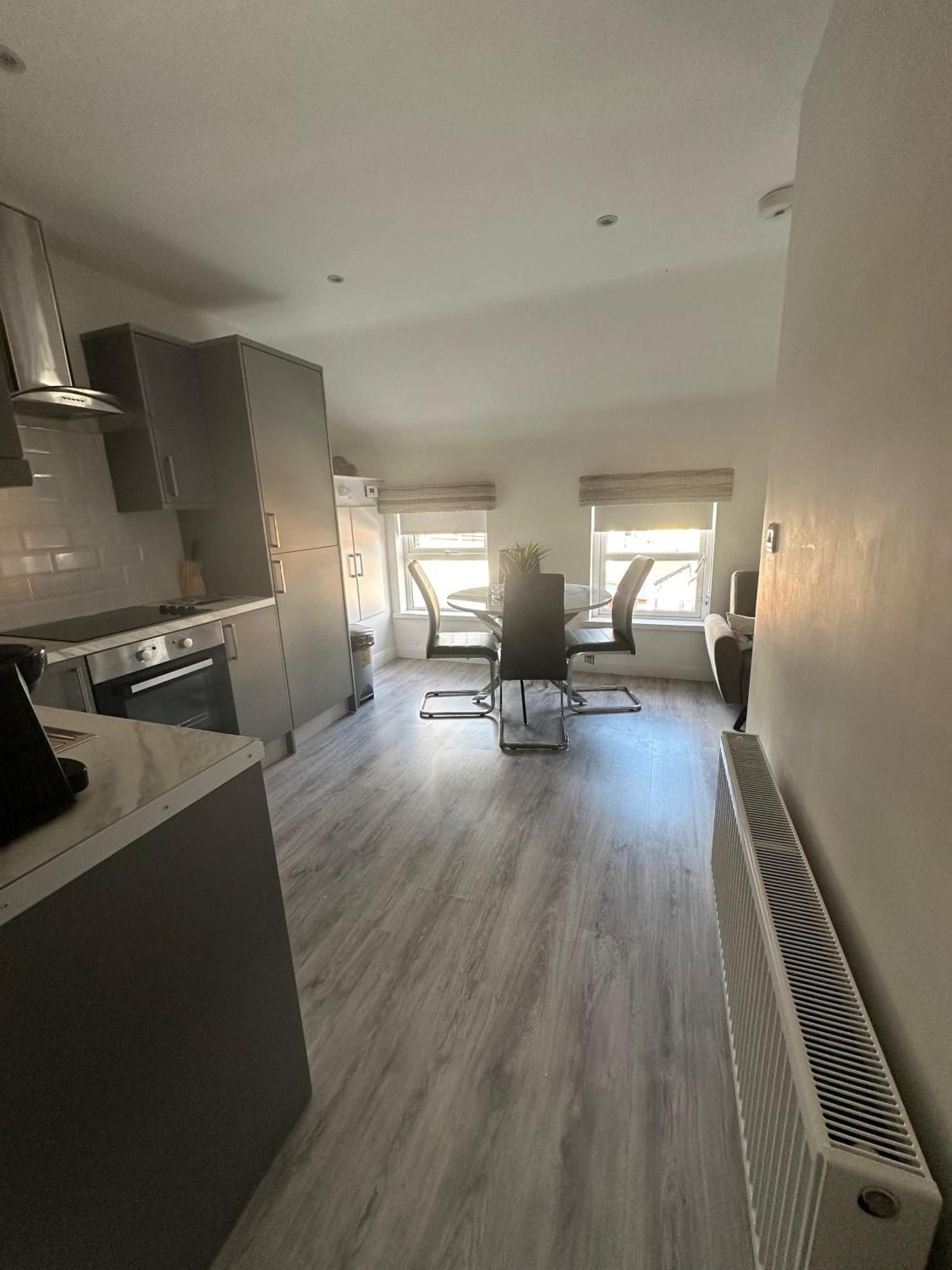 Westland Suites - Stylish, Modern, Elegant, Central Apartments A Лъндъндери Екстериор снимка