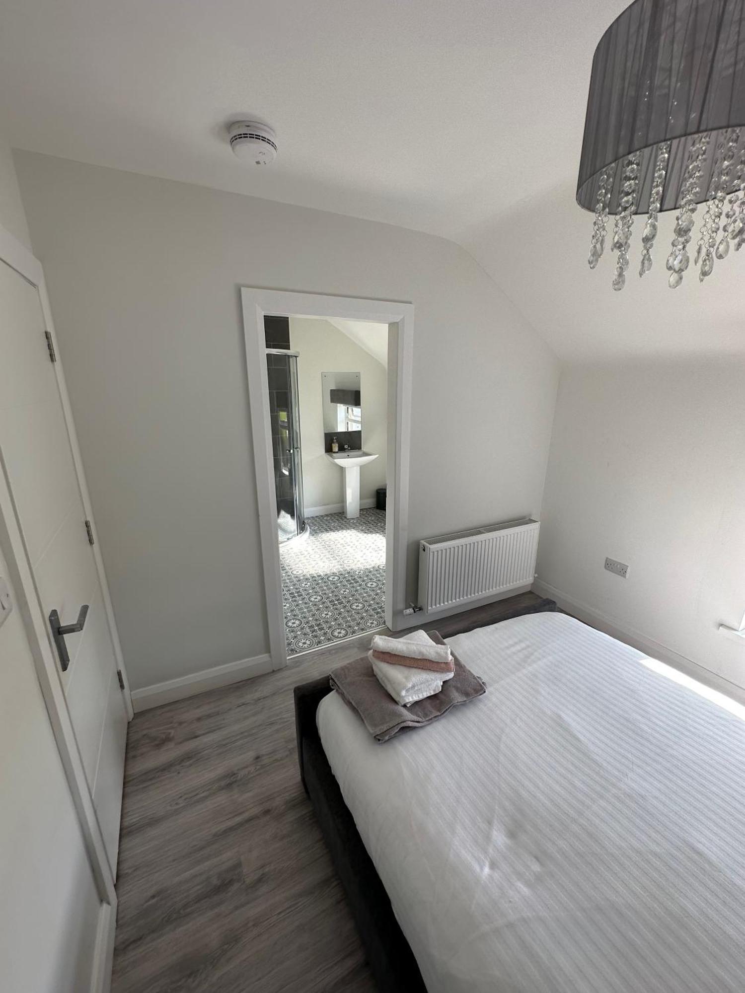 Westland Suites - Stylish, Modern, Elegant, Central Apartments A Лъндъндери Екстериор снимка