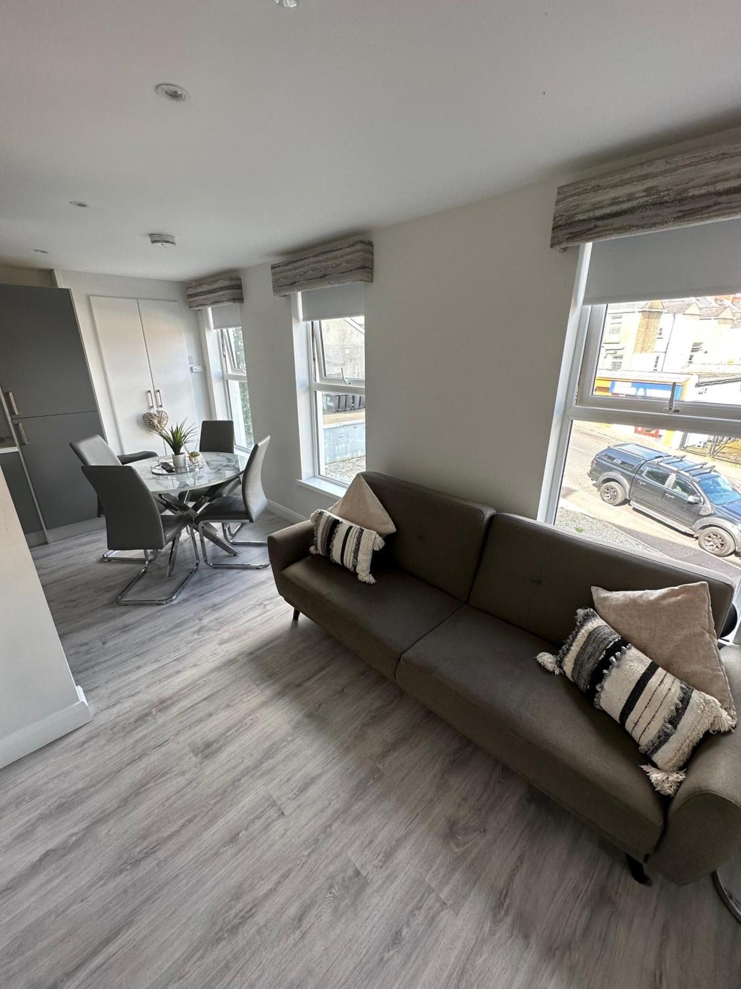 Westland Suites - Stylish, Modern, Elegant, Central Apartments A Лъндъндери Екстериор снимка