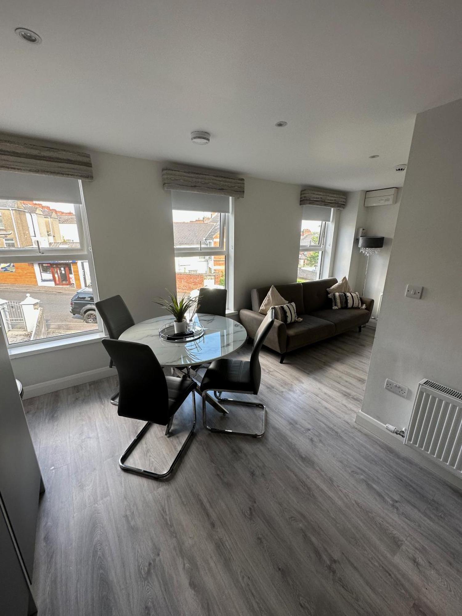 Westland Suites - Stylish, Modern, Elegant, Central Apartments A Лъндъндери Екстериор снимка