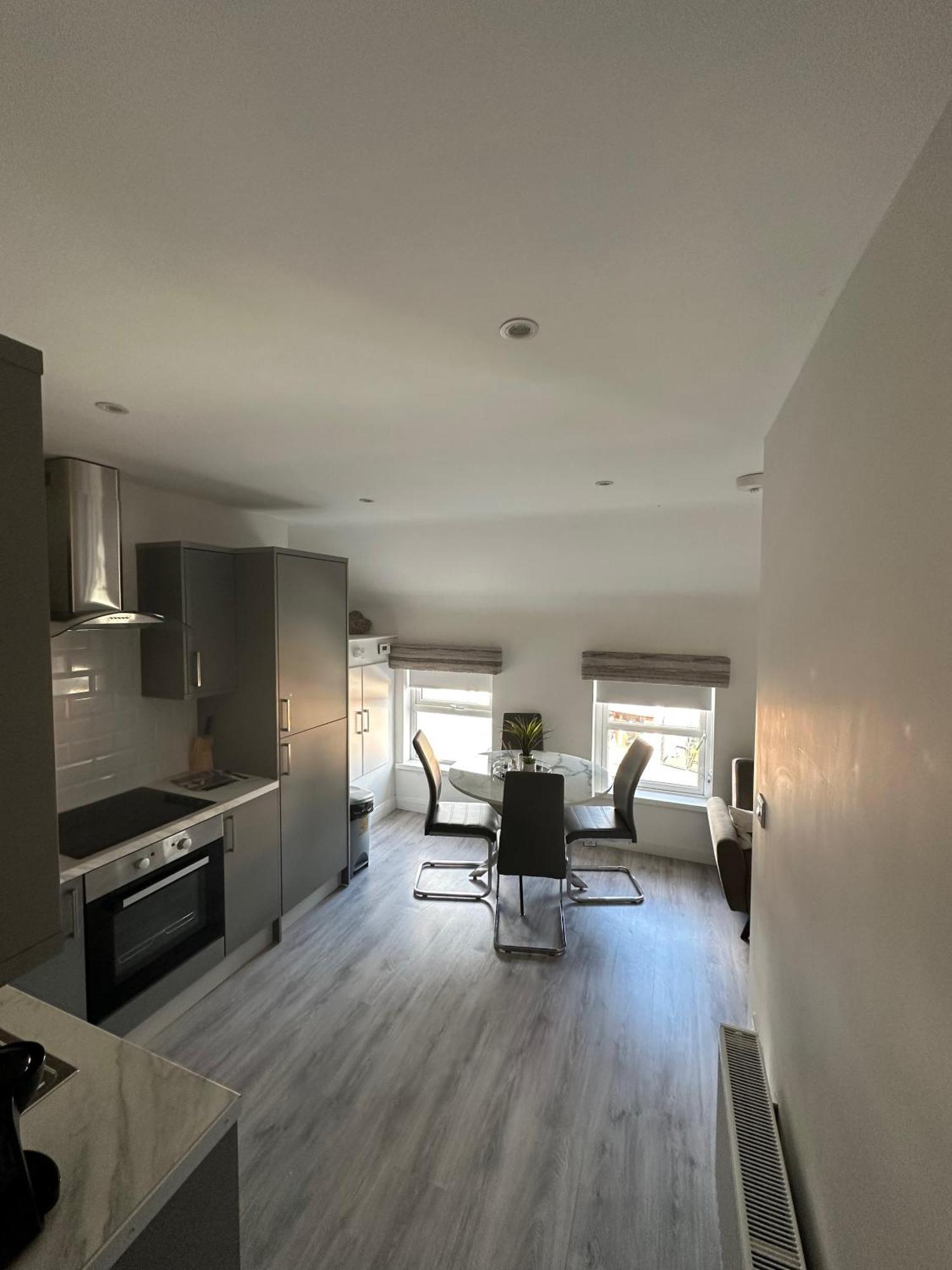Westland Suites - Stylish, Modern, Elegant, Central Apartments A Лъндъндери Екстериор снимка