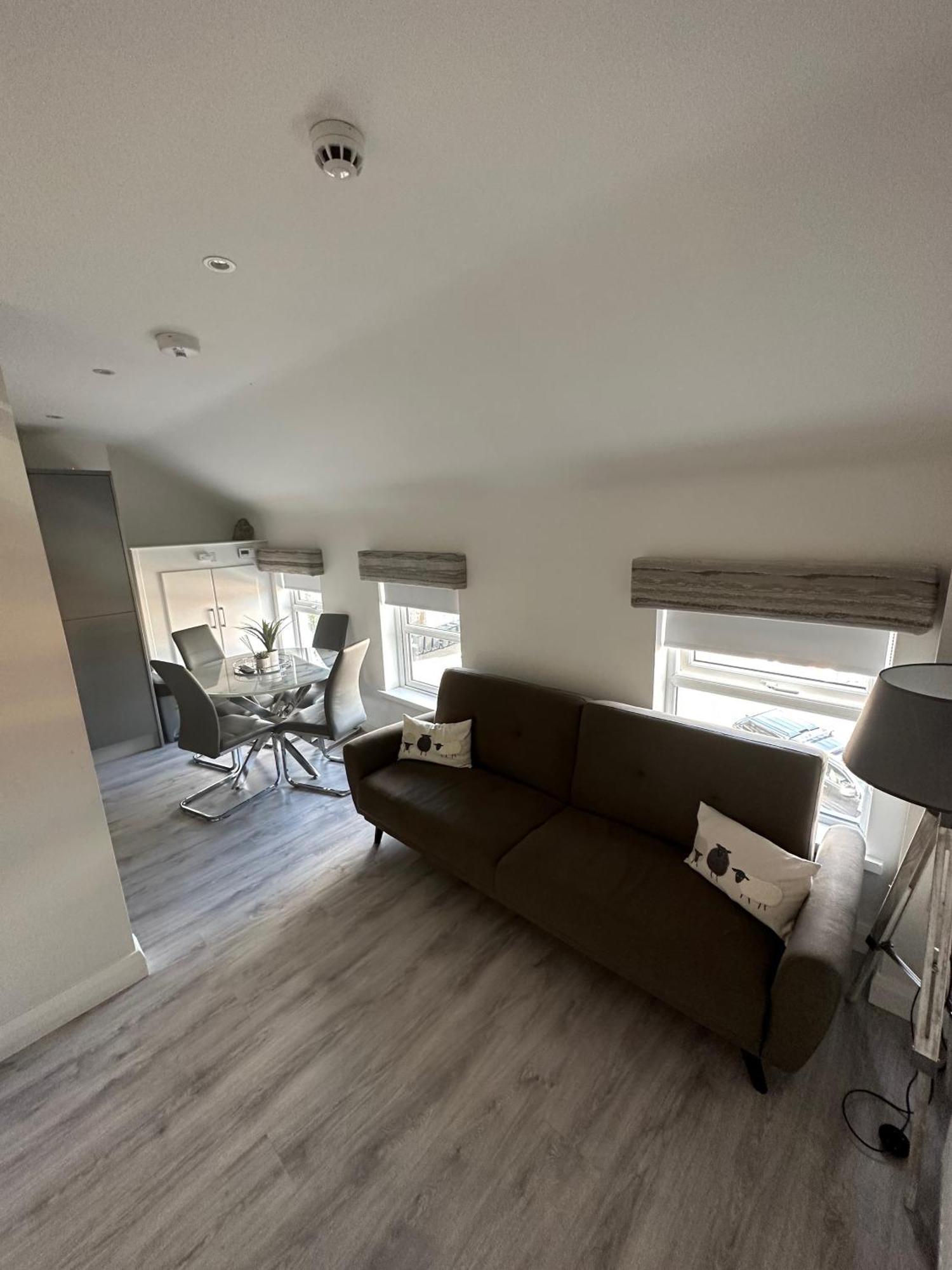 Westland Suites - Stylish, Modern, Elegant, Central Apartments A Лъндъндери Екстериор снимка