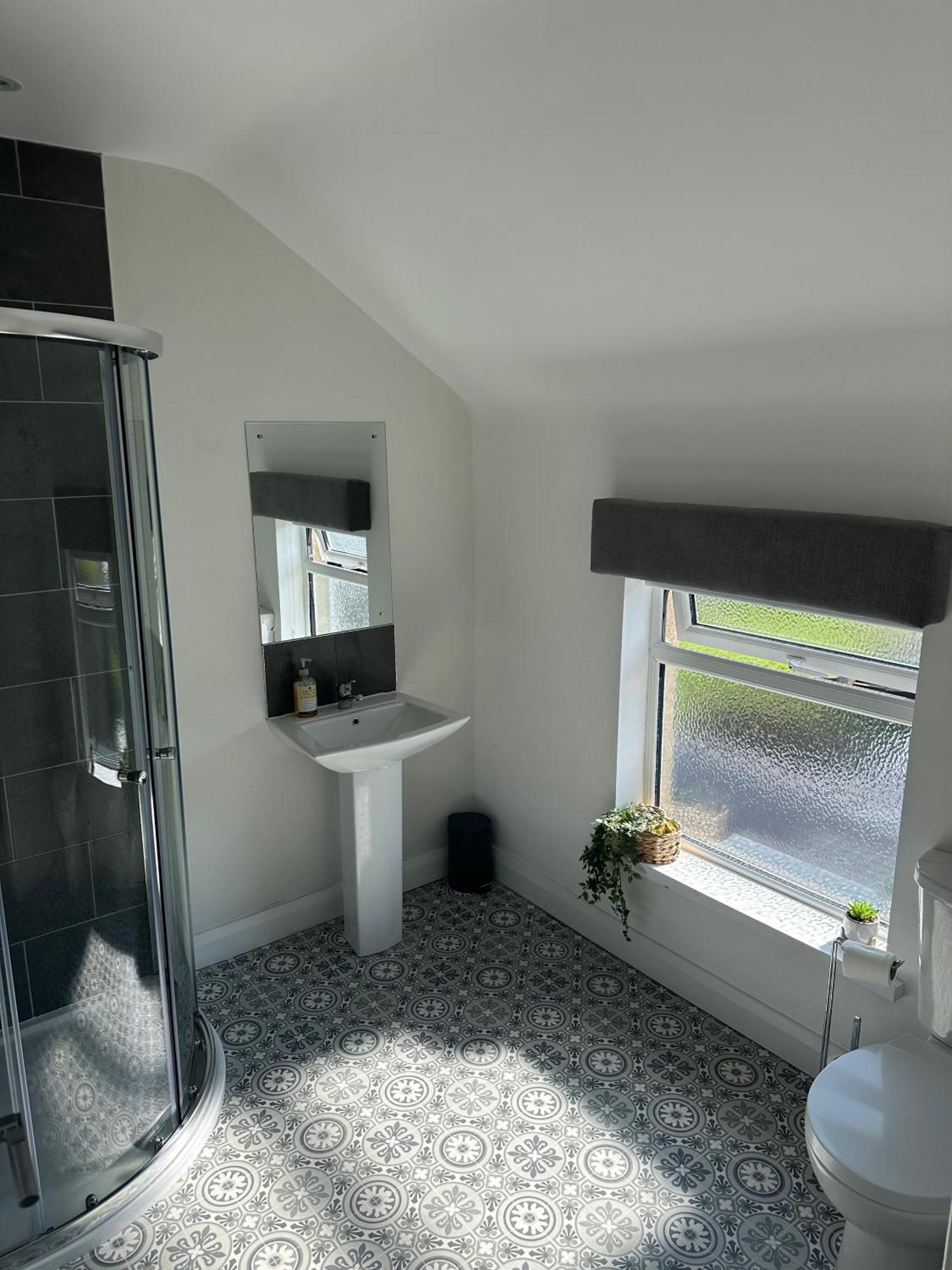 Westland Suites - Stylish, Modern, Elegant, Central Apartments A Лъндъндери Екстериор снимка