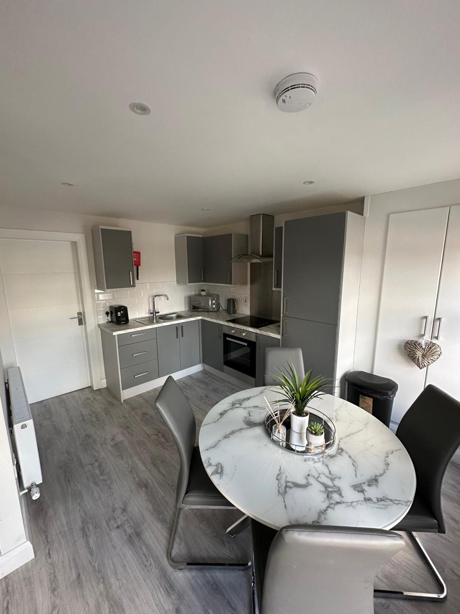 Westland Suites - Stylish, Modern, Elegant, Central Apartments A Лъндъндери Екстериор снимка