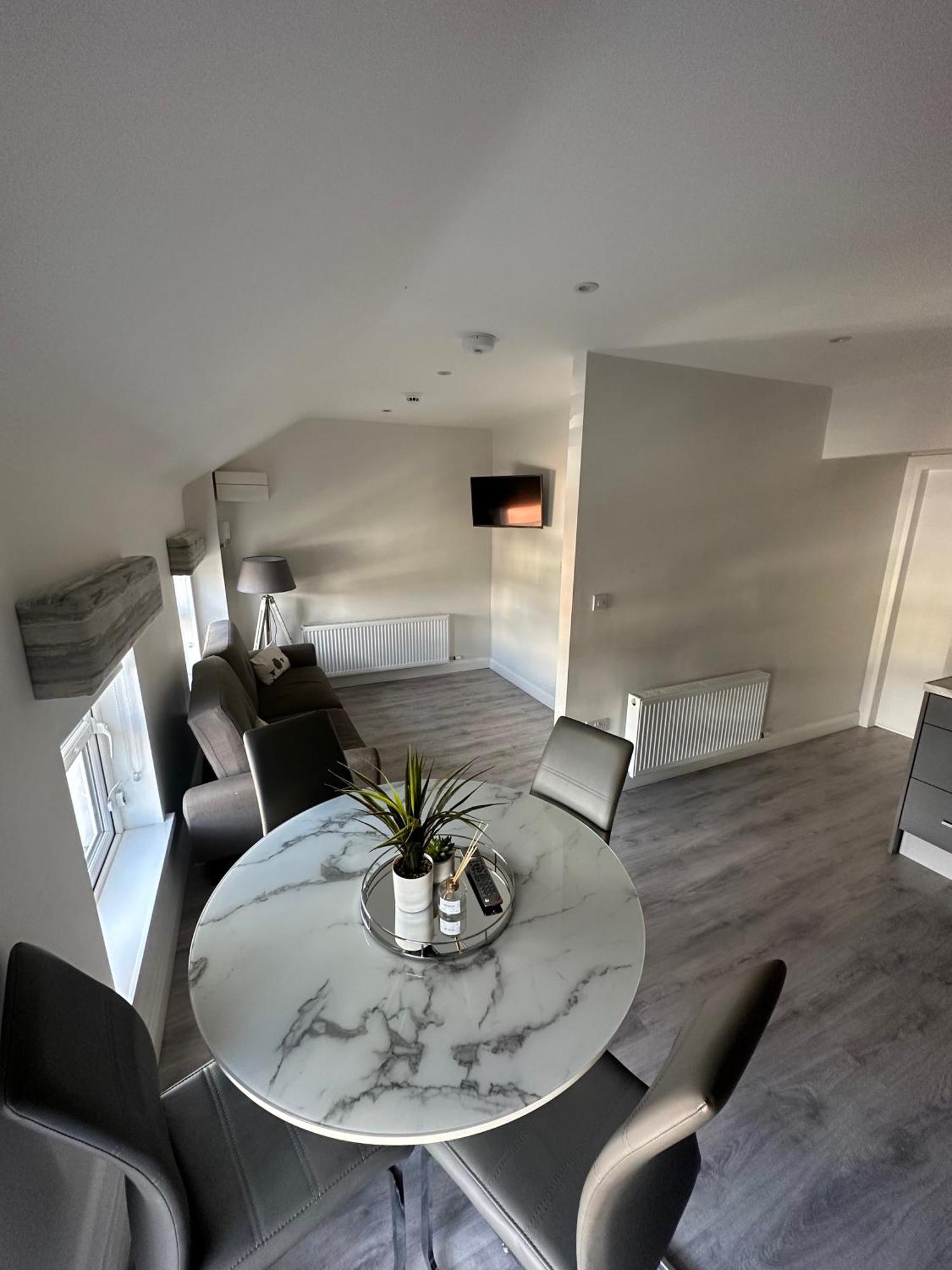 Westland Suites - Stylish, Modern, Elegant, Central Apartments A Лъндъндери Екстериор снимка