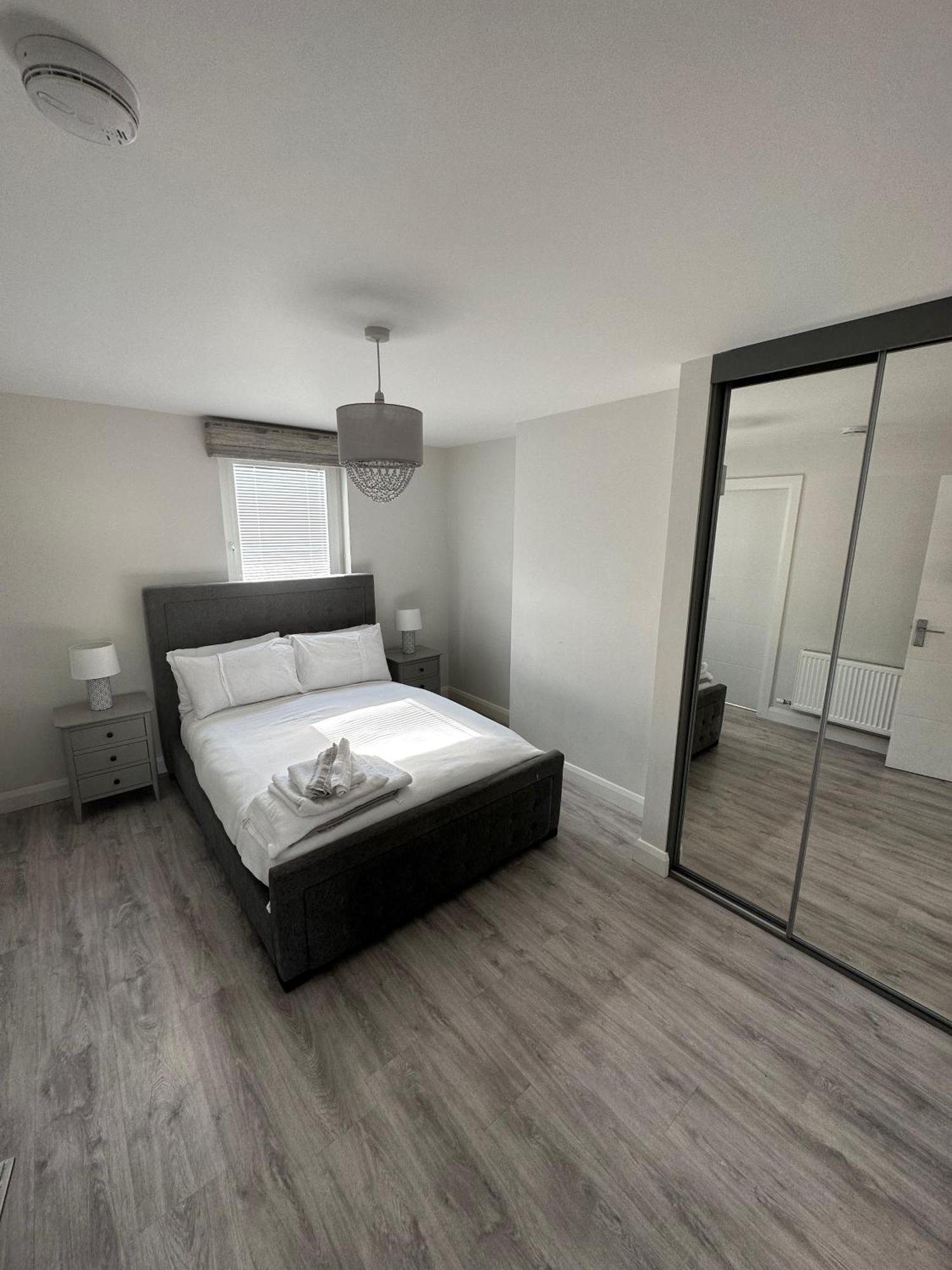 Westland Suites - Stylish, Modern, Elegant, Central Apartments A Лъндъндери Екстериор снимка