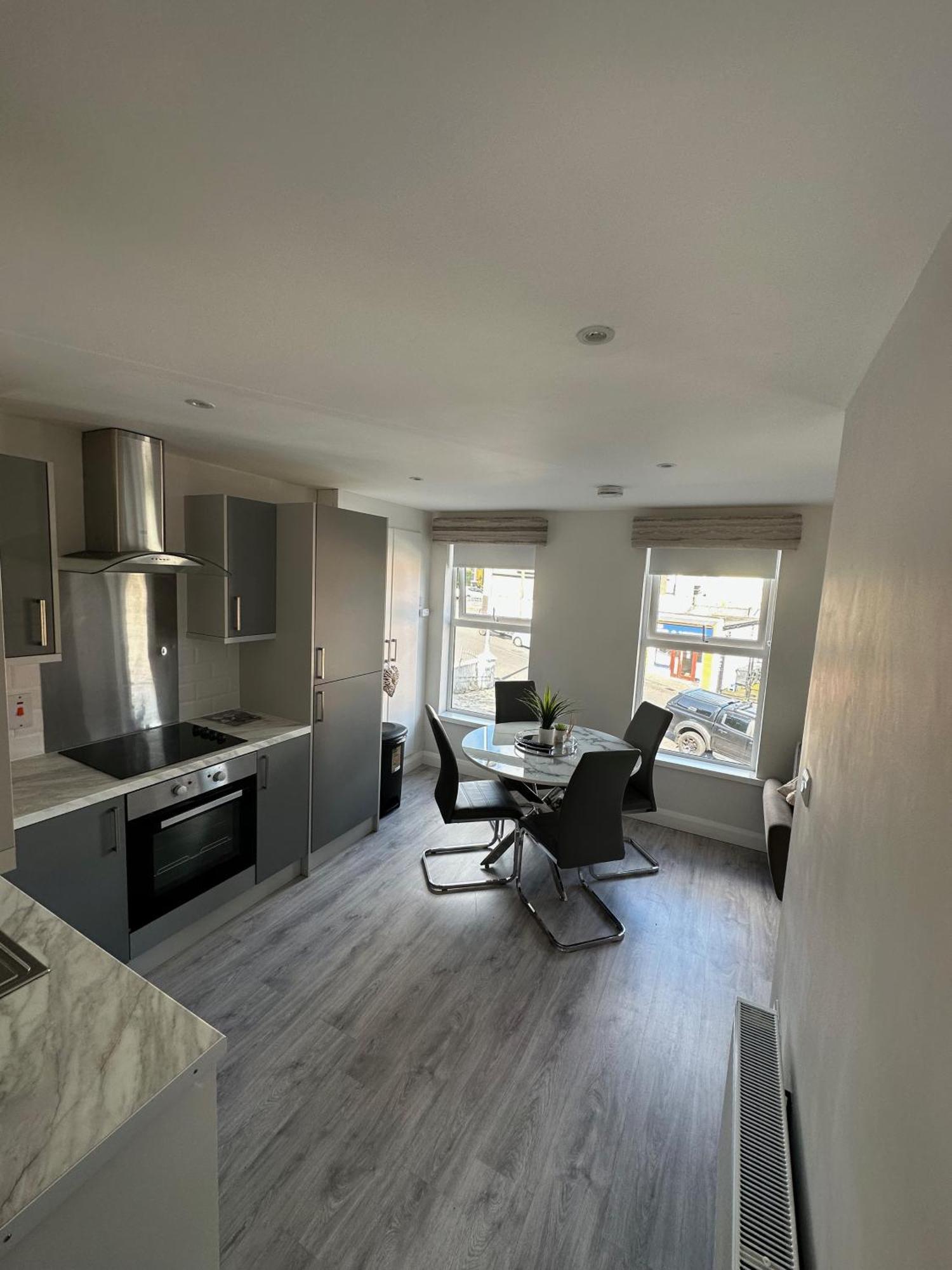 Westland Suites - Stylish, Modern, Elegant, Central Apartments A Лъндъндери Екстериор снимка