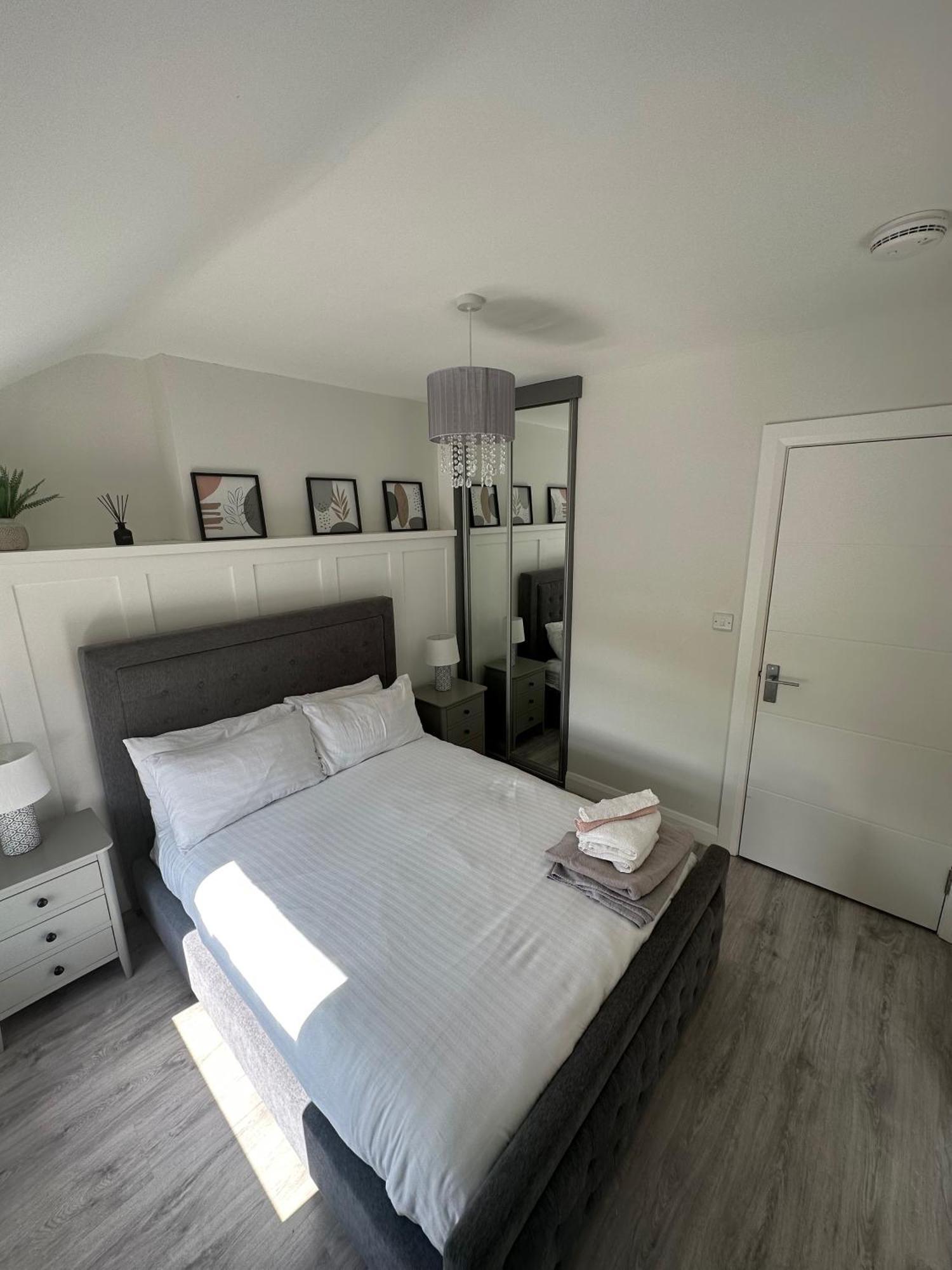 Westland Suites - Stylish, Modern, Elegant, Central Apartments A Лъндъндери Екстериор снимка