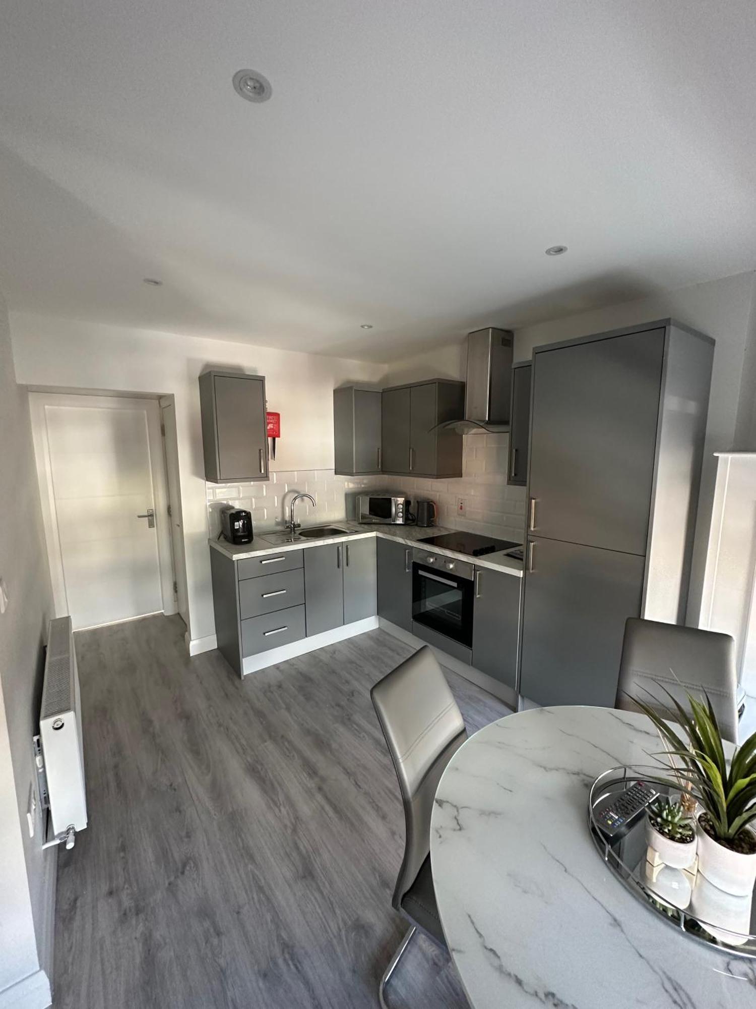 Westland Suites - Stylish, Modern, Elegant, Central Apartments A Лъндъндери Екстериор снимка
