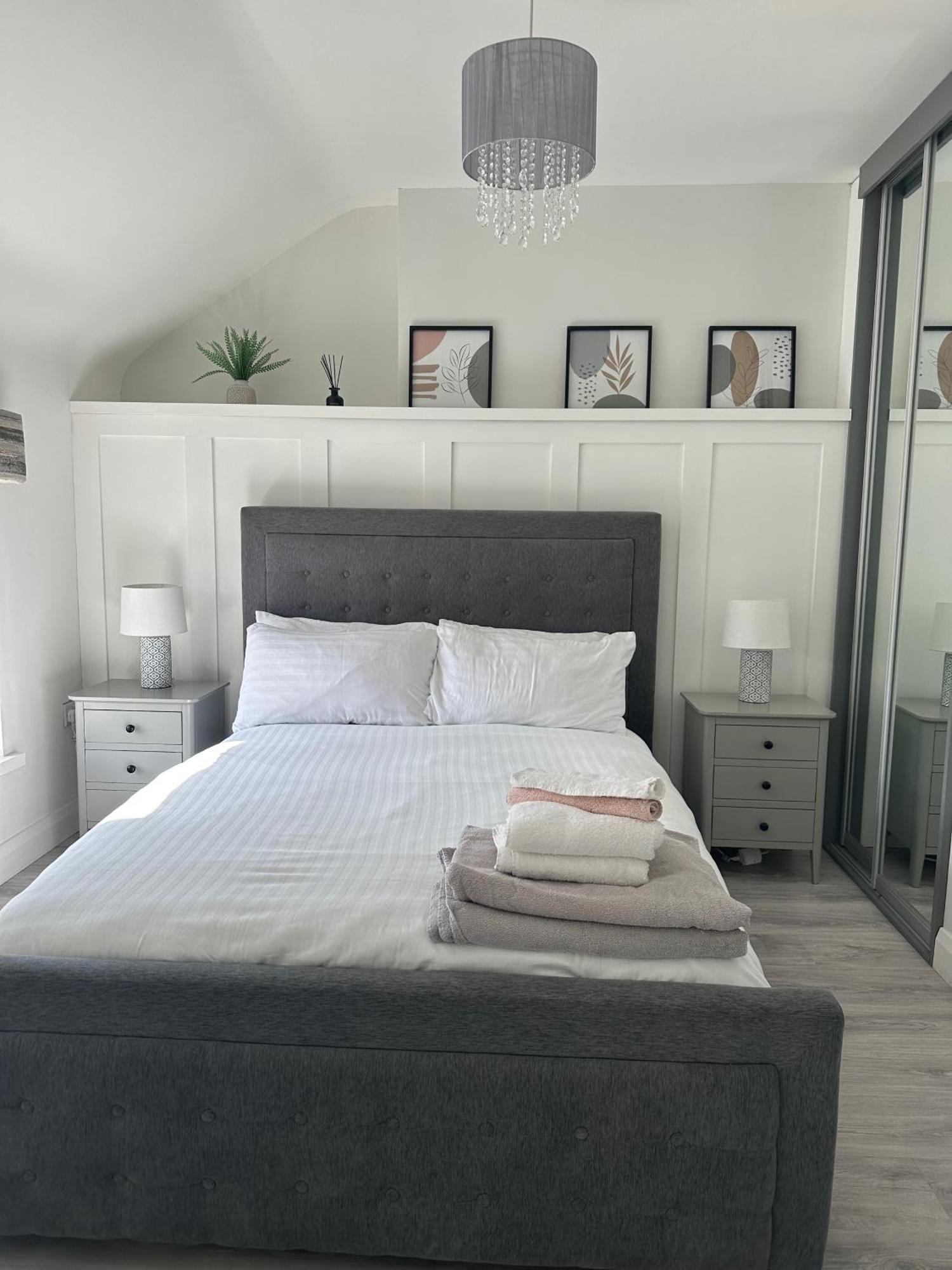 Westland Suites - Stylish, Modern, Elegant, Central Apartments A Лъндъндери Екстериор снимка