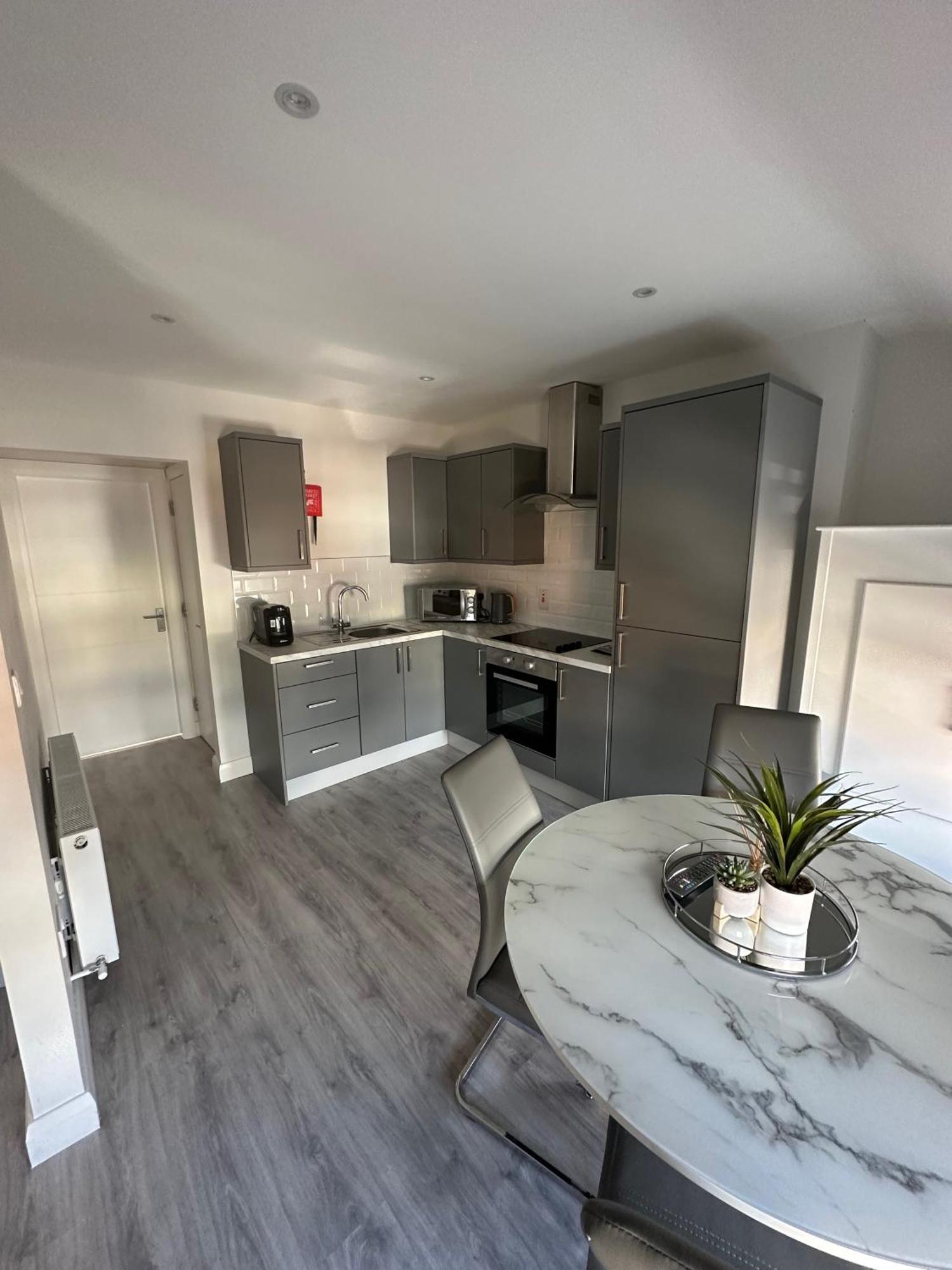 Westland Suites - Stylish, Modern, Elegant, Central Apartments A Лъндъндери Екстериор снимка